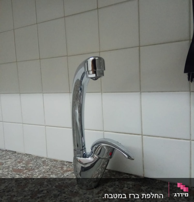 ברז כרום מותקן על שיש במטבח